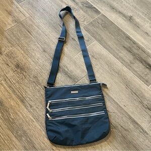 Baggallini Blue CrossBody Flat
Shoulder Purse 3 zip Front pocket Light Casual